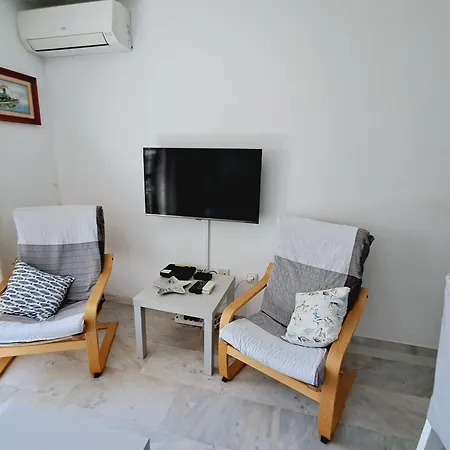 2 Bed With Pool Views *