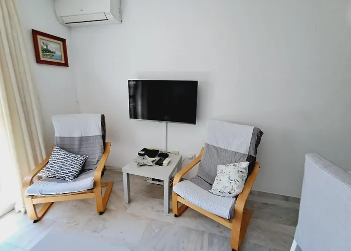 2 Bed With Pool Views *